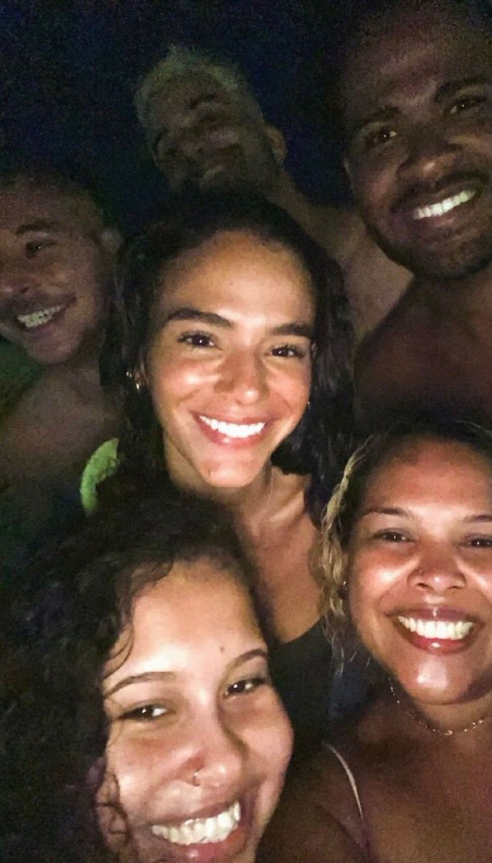 Bruna Marquezine sendo tietada na praia de São Conrado — Foto: Reprodução/ X