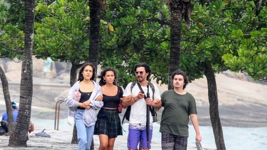 Após anunciar separação, André Gonçalves é clicado com os três filhos em passeio