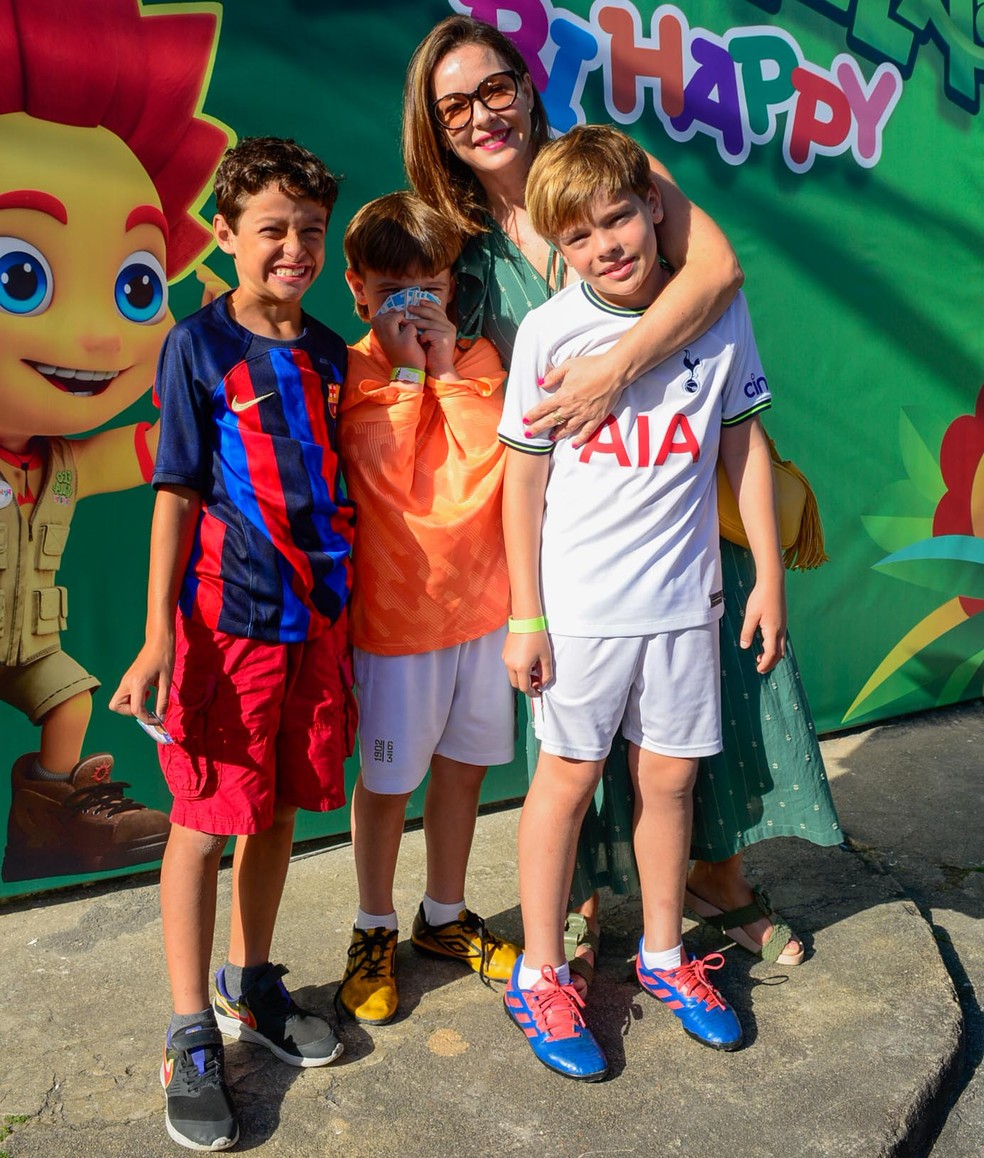 Regiane Alves com os filhos e um amiguinho dos meninos — Foto: Webert Belicio/AgNews