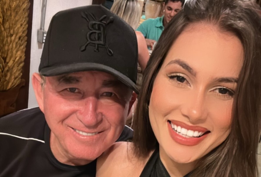 Em Noronha, Amado Batista e a namorada de 22 anos curtem festa com mais famosos