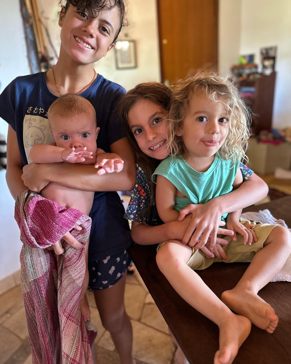 Joana (com Hima no colo) e Maria (abraçando Varuna), filhos de Mariana Maffeis, filha de Ana Maria Braga — Foto: Reprodução/Instagram