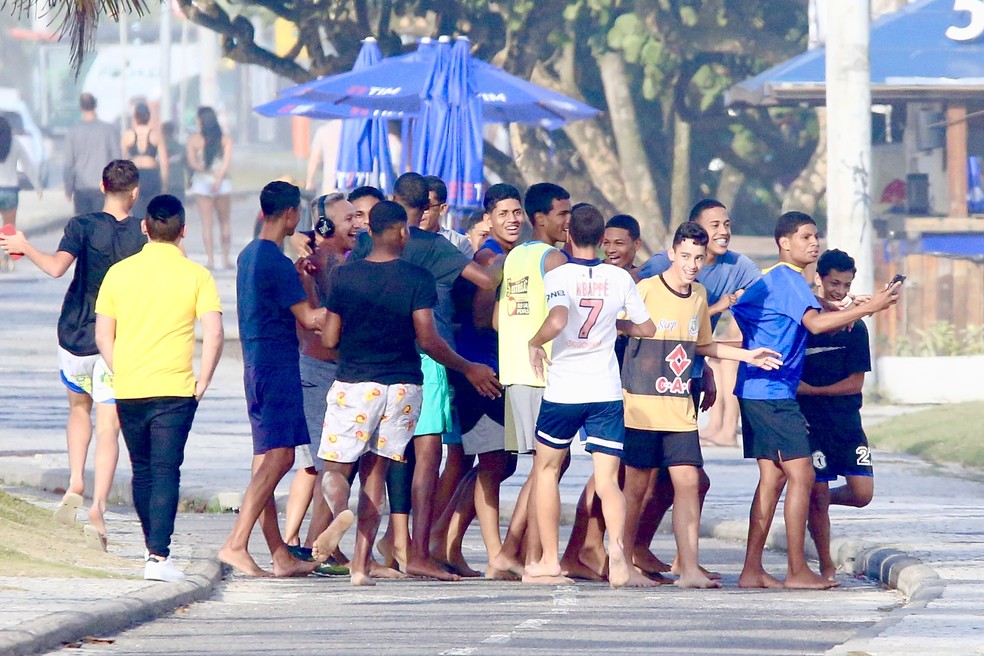 Paulo Nunes corre pela orla da praia da Barra e encontra fãs — Foto: Fabricio Pioyani/AgNews