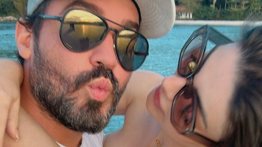 Fernando Zor troca beijos com nova affair, Nayara Munhoz, em passeio de barco