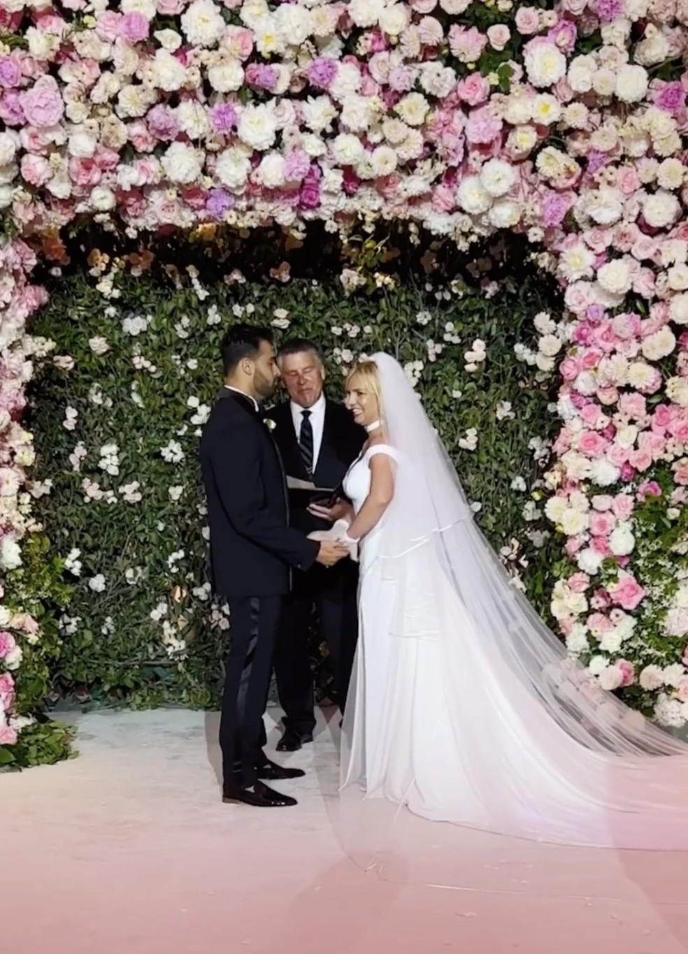 Sam Asghari e Britney Spears celebraram 1 ano de casamento — Foto: Reprodução / Instagram