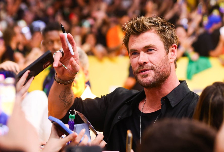 Chris Hemsworth dá show de simpatia em passagem pelo Brasil