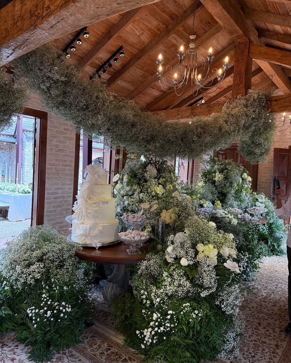 Sala de doces e bolo do casamento de Isis e Marcus — Foto: Reprodução/Instagram