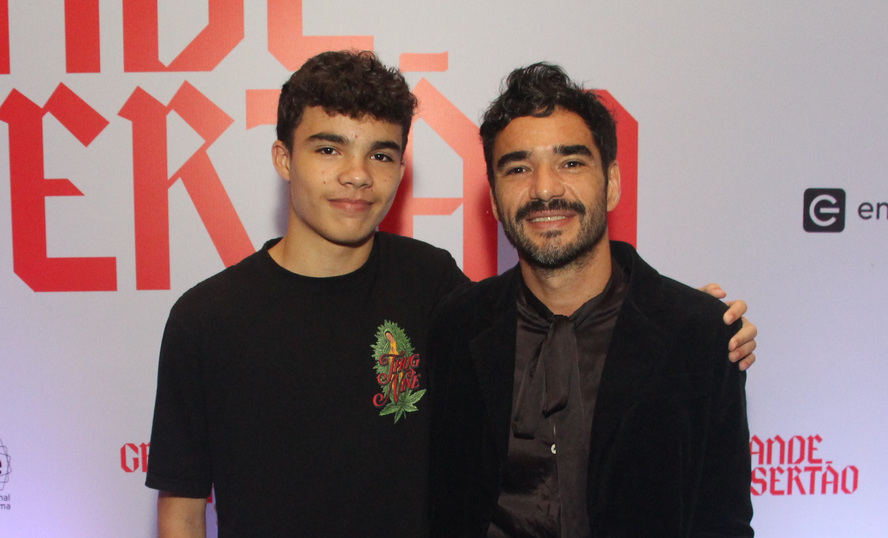 Aos 14, caçula de Caio Blat surge maior que o pai em aparição rara