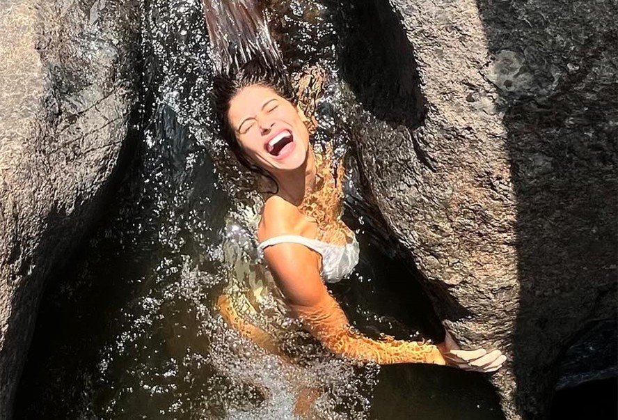 De biquíni branco, Isadora Cruz curte cachoeira e piscina natural na ...