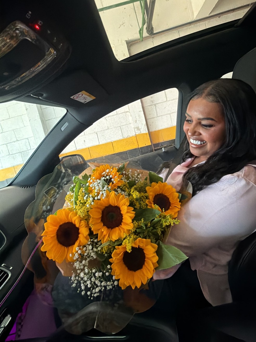 Kayblack surpreende mãe com mega buquê de mais de 2,5 metros de altura — Foto: Reprodução/Instagram