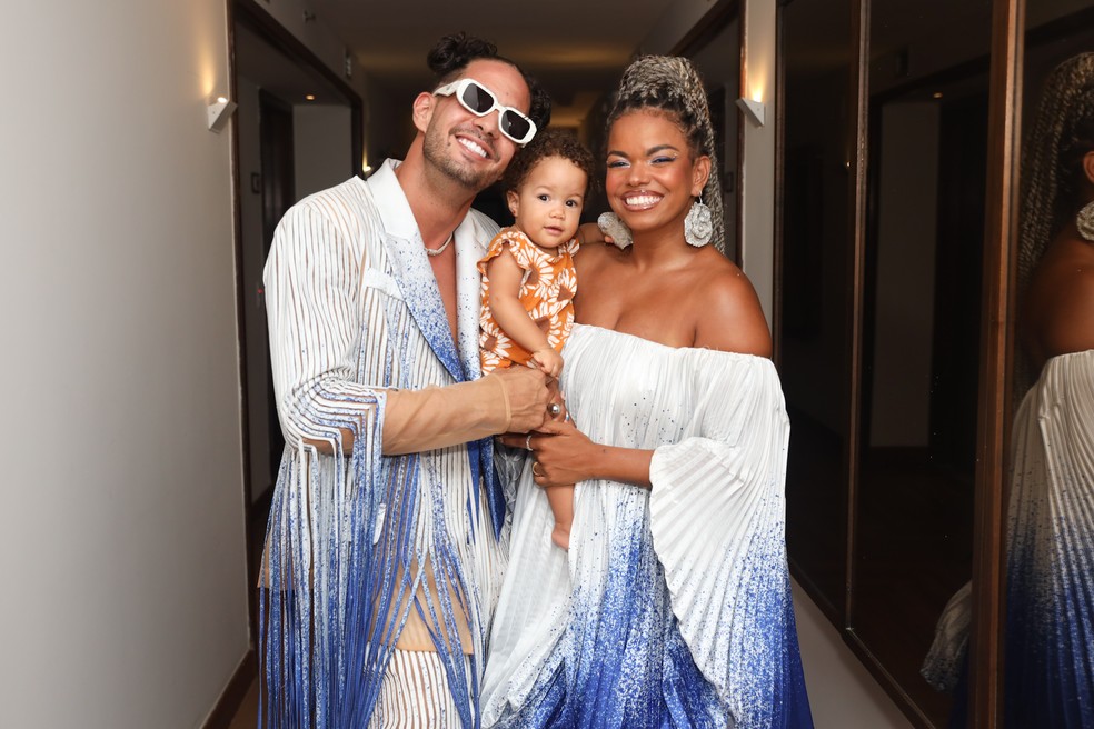 Jeniffer Nascimento e Jean Amorim posam com a filha, Lara — Foto: Lucas Ramos / Brazil News