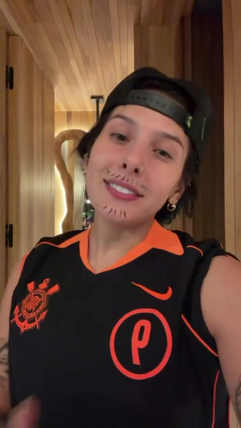 Ana Castela caracterizada 'como homem' em festa com amigas — Foto: Reprodução/Instagram