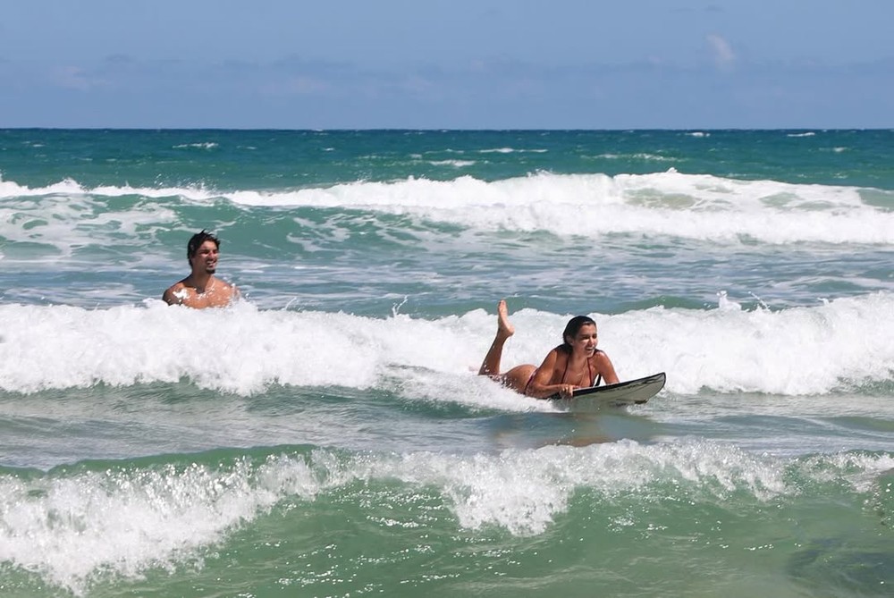 isabella-arantes-surge-de-biqu-ni-na-praia-com-gabriel-medina-durante