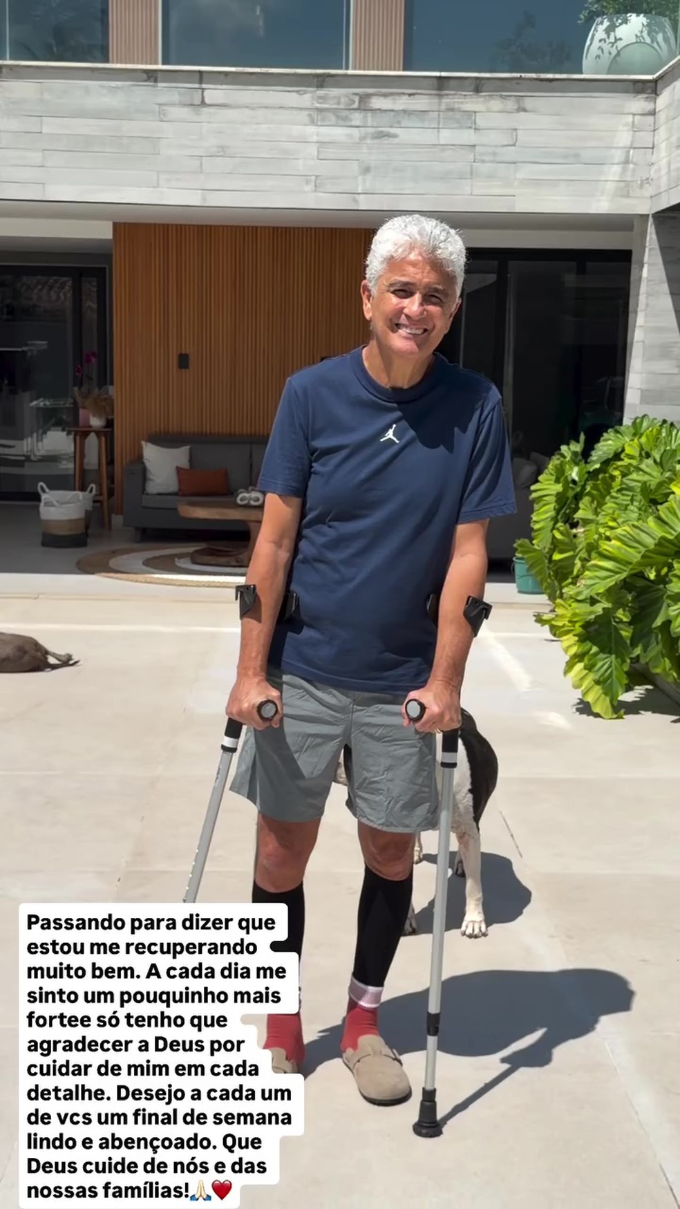 Ex-jogador da Seleção Bebeto aparece de muletas e fala de recuperação — Foto: Reprodução/Instagram