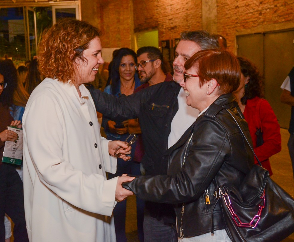 Cássio Gabus Mendes e Lidia Brondi cumprimentam Isabel Teixeira após apresentação do espetáculo 'Jandira' — Foto: Araujo/AgNews