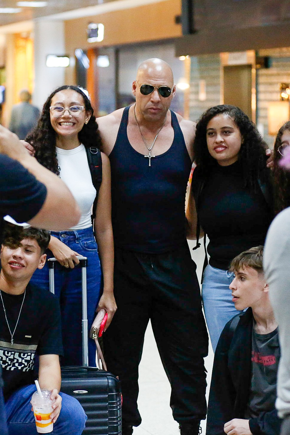Marcos Salvo, o 'Vin Diesel brasileiro', gera alvoroço em fãs em aeroporto — Foto: Paulo Tauil - Agnews