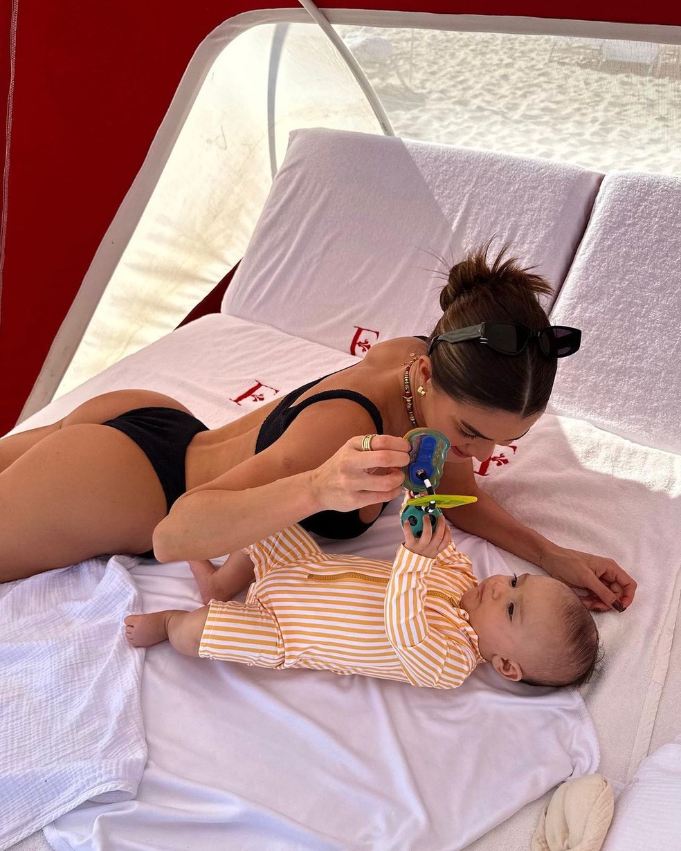 Camila Coelho leva o filho pela primeira vez à praia