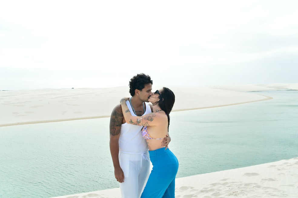 Lucas Pizane e Giovana comemoram 1 ano de namoro com ensaio romântico nas dunas — Foto: Brazilnews