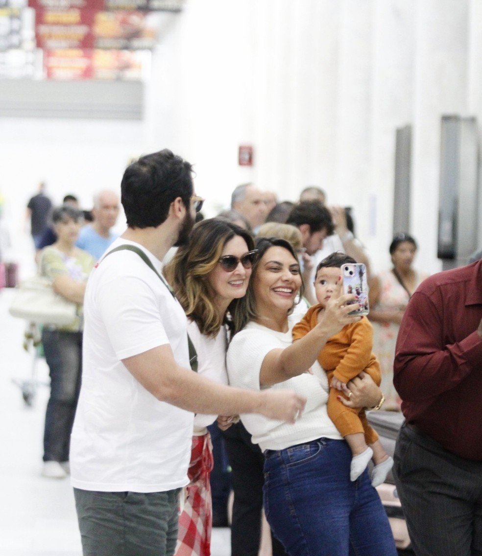 Fátima Bernardes posa para selfie em aeroporto — Foto: Adão/AgNews
