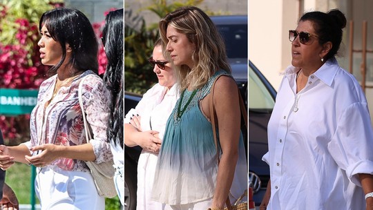 Danni Suzuki, Leticia Spiller e Regina Casé vão ao velório de Rico Tavares; mãe de maquiador é amparada