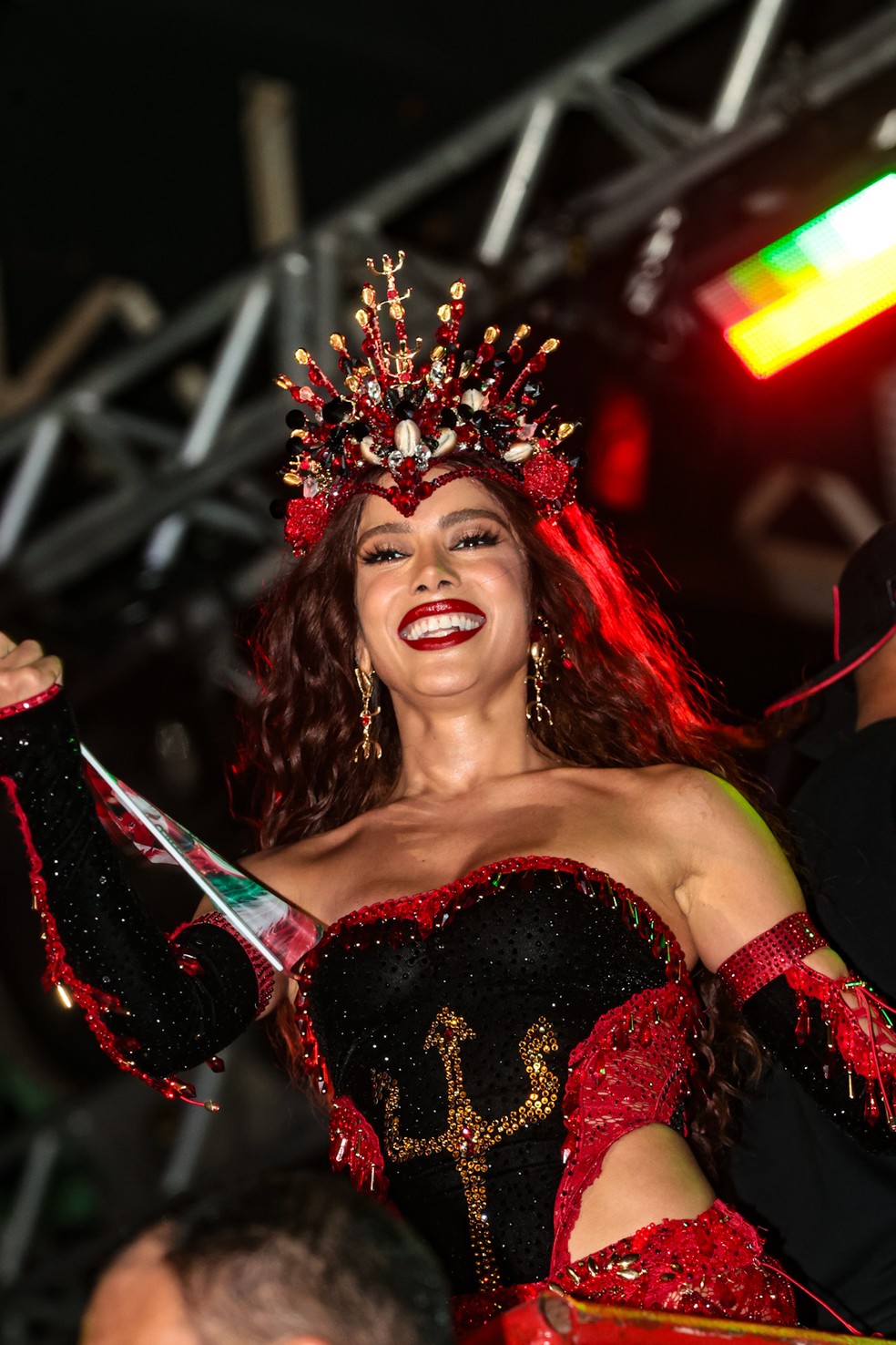 Anitta é coroada Rainha de Bateria da Grande Rio — Foto: Victor Chapetta | Brazil News