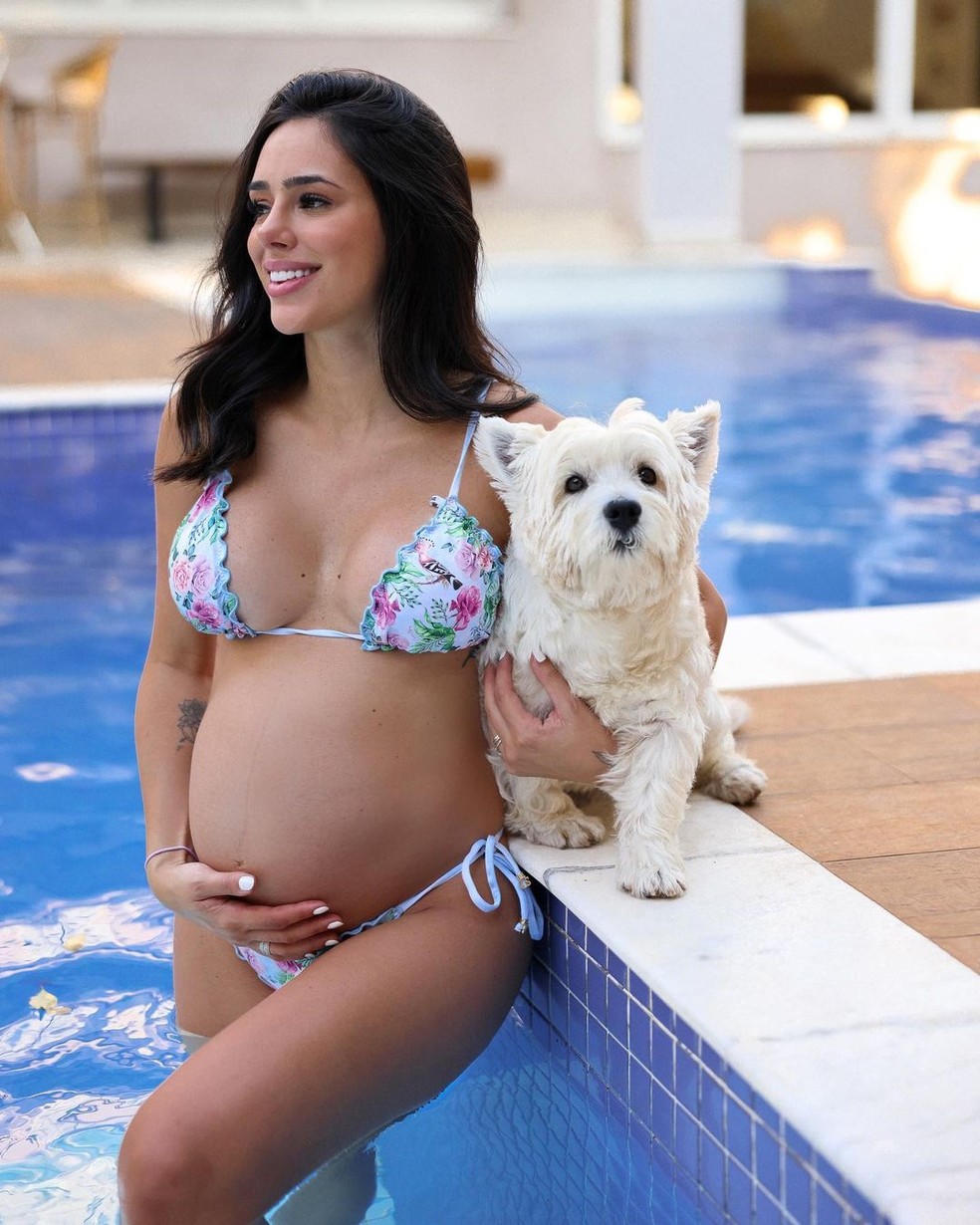 Grávida, Bruna Biancardi curte piscina na companhia de cãozinho de estimação — Foto: Reprodução/Instagram