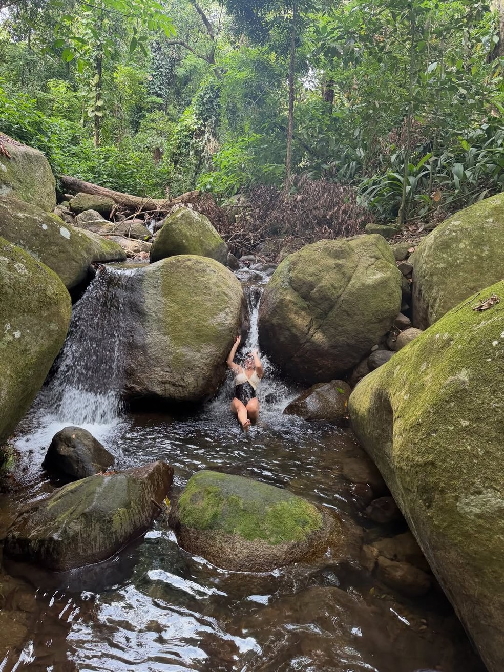 Vanessa Giácomo em cachoeira fluminense — Foto: Reprodução/Instagram