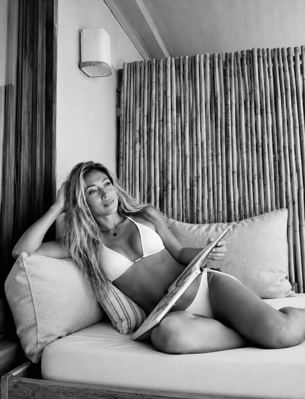 Danni Suzuki faz novo ensaio de fotos com biquíni branco — Foto: Reprodução/Instagram