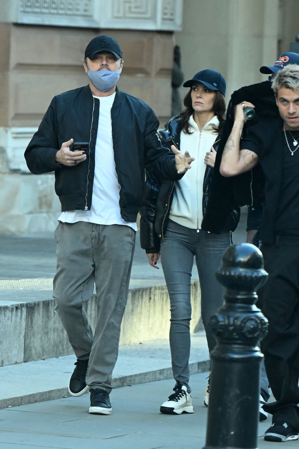 Leonardo DiCaprio e Vittoria Ceretti caminham pelas ruas de Londres &mdash; Foto: The Grosby Group