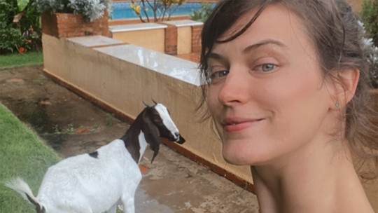 Bianca Bin adota cabra e homenageia presidente com nome: "Muito amada"