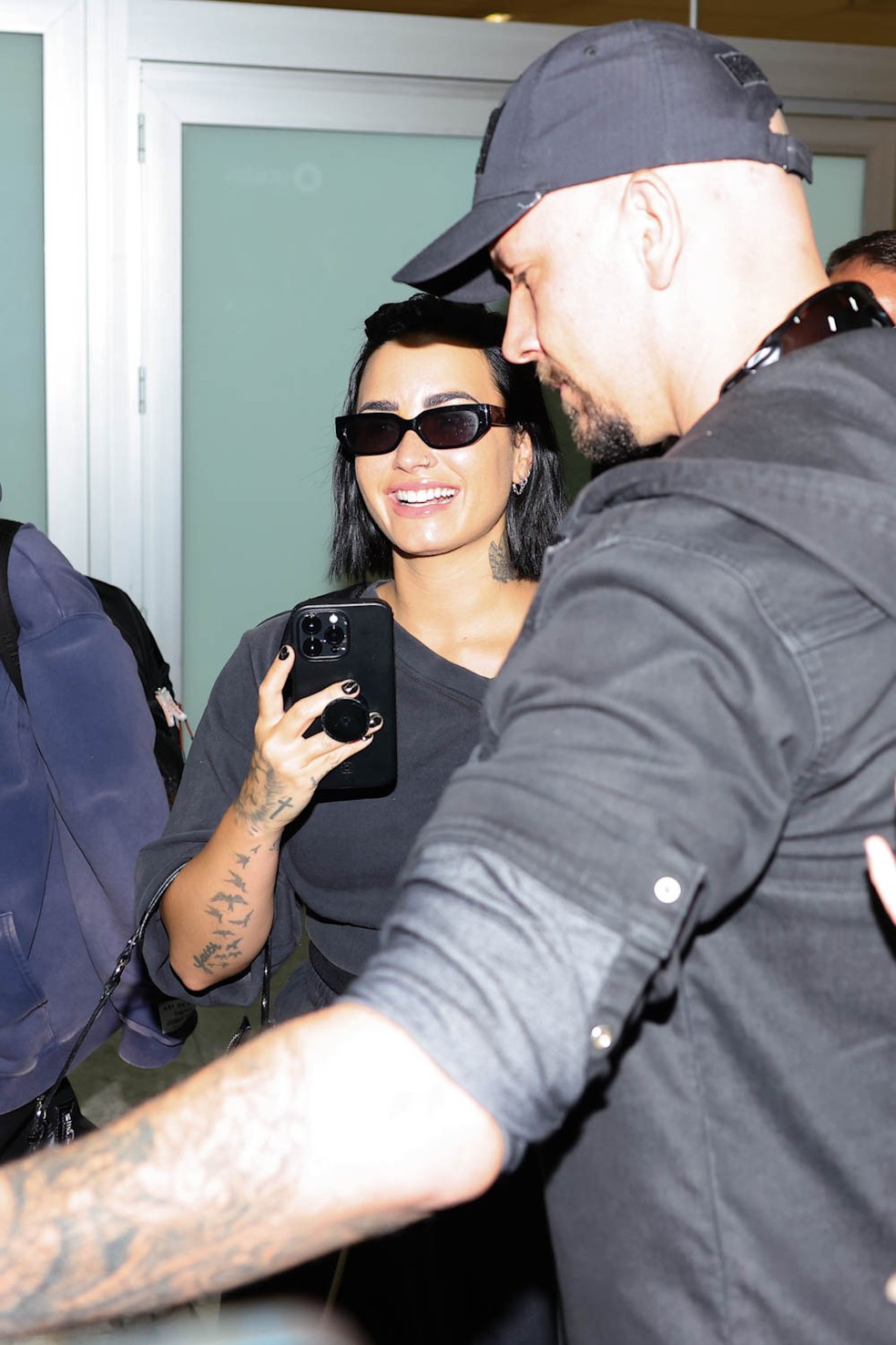 Demi Lovato chega ao Brasil para se apresentar em festival — Foto: Manu Scarpa e Lucas Ramos / Brazil News