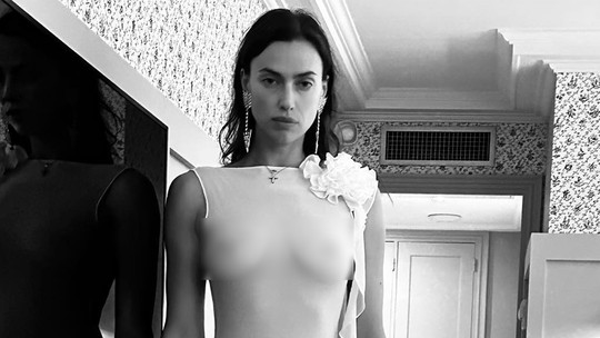 Irina Shayk posa com vestido transparente e deixa seios à mostra em álbum de viagem