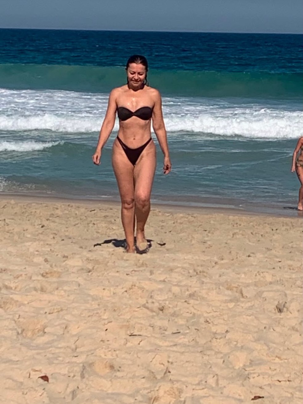 Simone Soares em praia carioca — Foto: Reprodução/Instagram