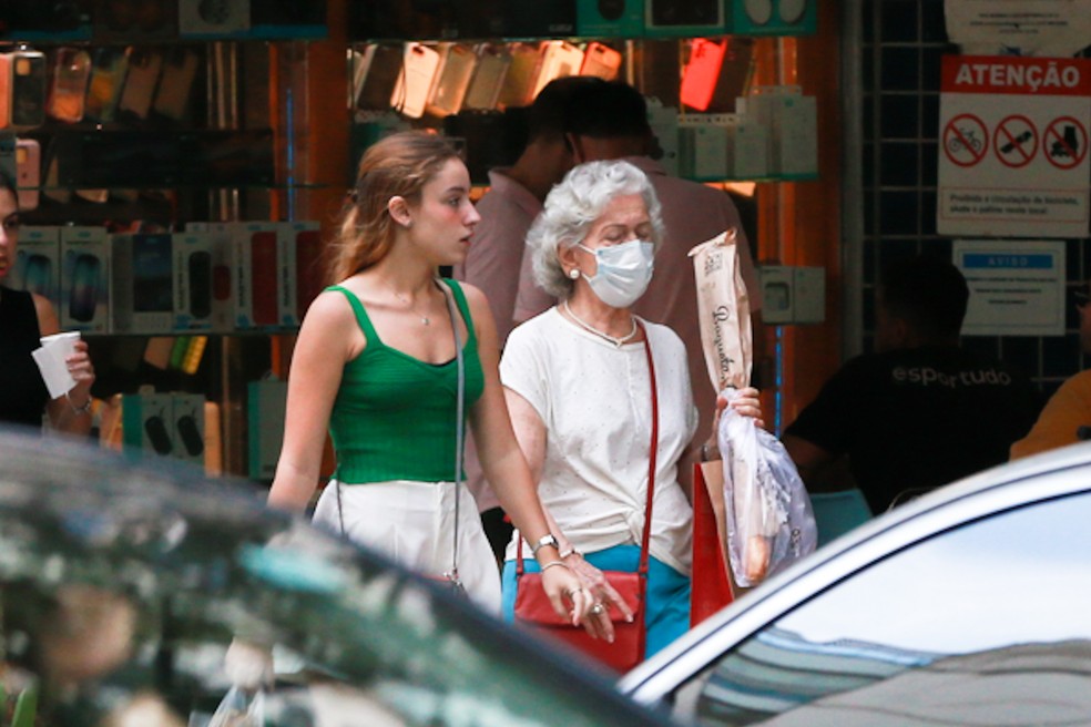 Filha de Susana Naspolini, Julia, passeia com a avó, Maria — Foto: Victor Chapetta/AgNews