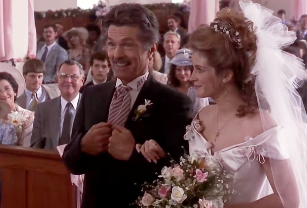 Tom Skerritt e Julia Roberts em 'Flores de Aço' (1989) — Foto: Reprodução/Youtube