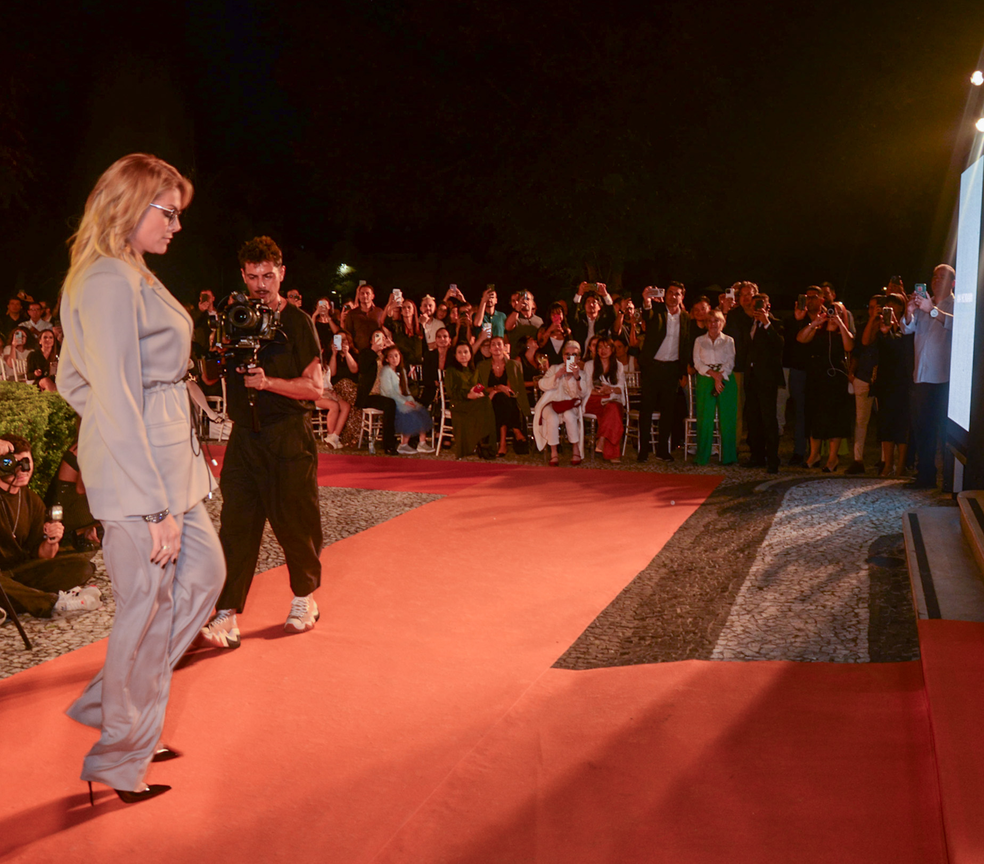 De sutiã à mostra, Ana Hickmann troca muitos beijos com Edu Guedes em evento