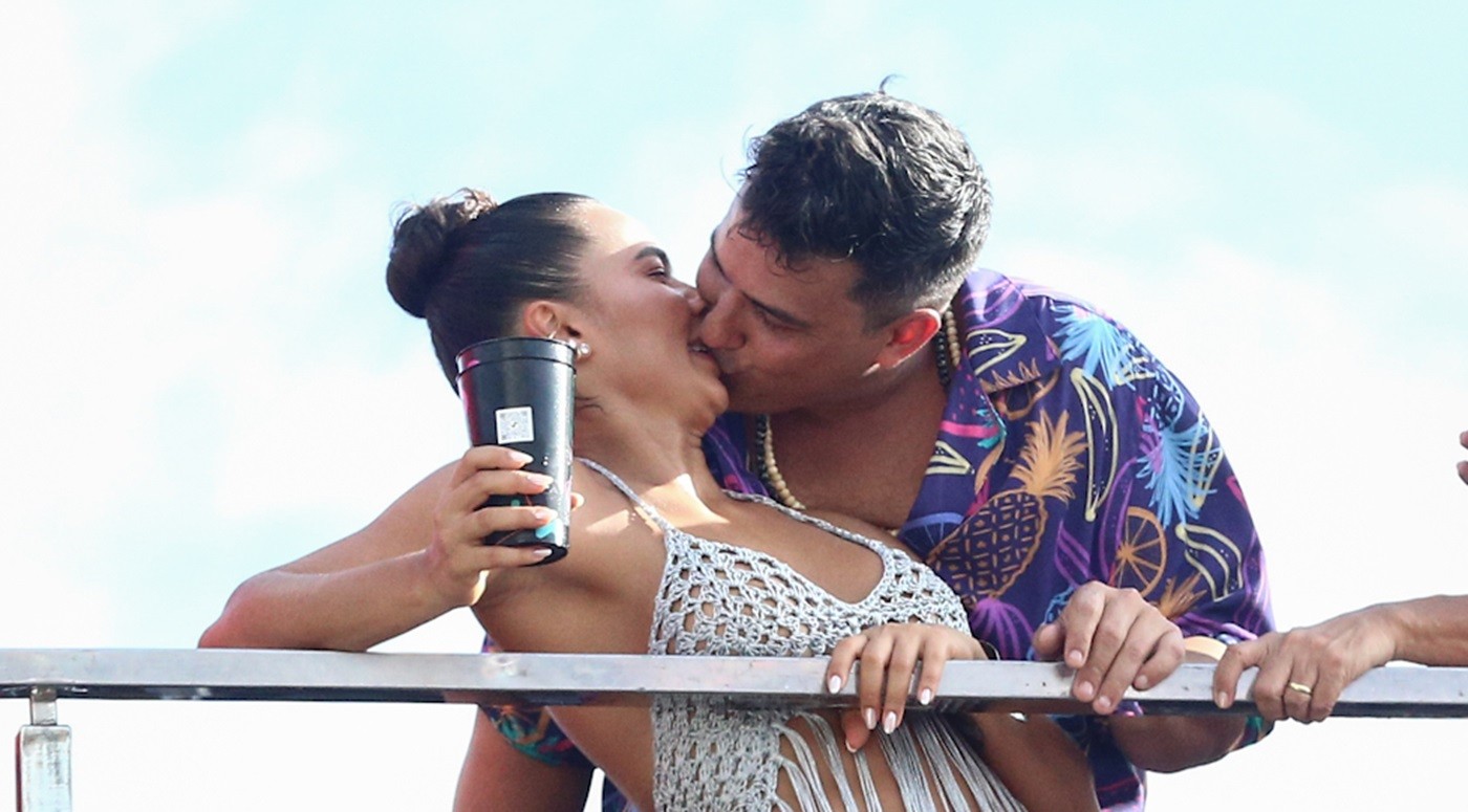 Andre Marques é fotografado aos beijos com affair em Salvador — Foto: Dilson Silva/AgNews