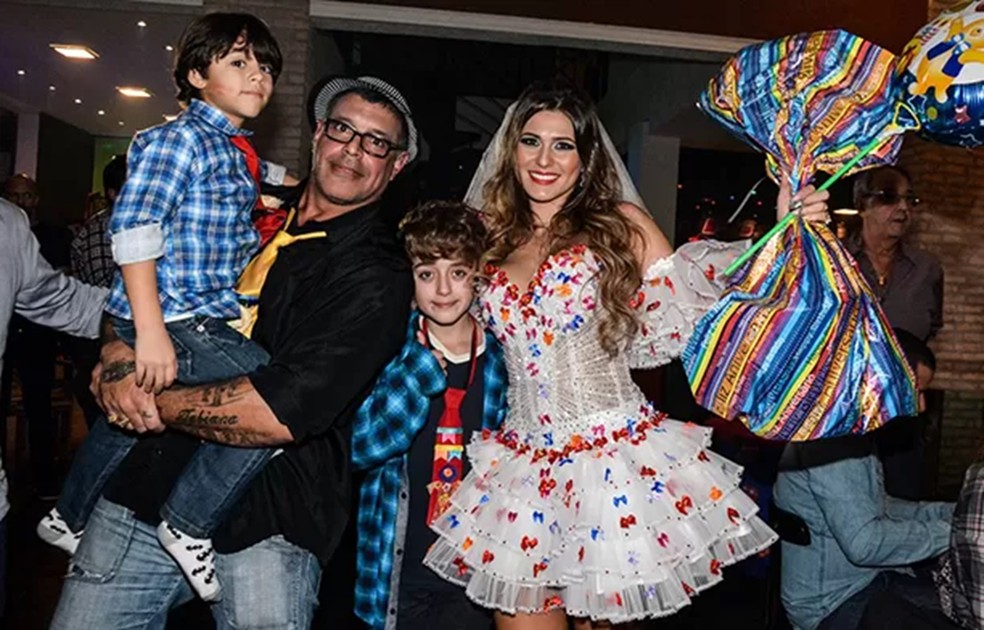 Alexandre Frota e Lívia Andrade em festa junina em 2014, quando apresentadora celebrou aniversário de 31 anos — Foto: Caio Duran/AgNews