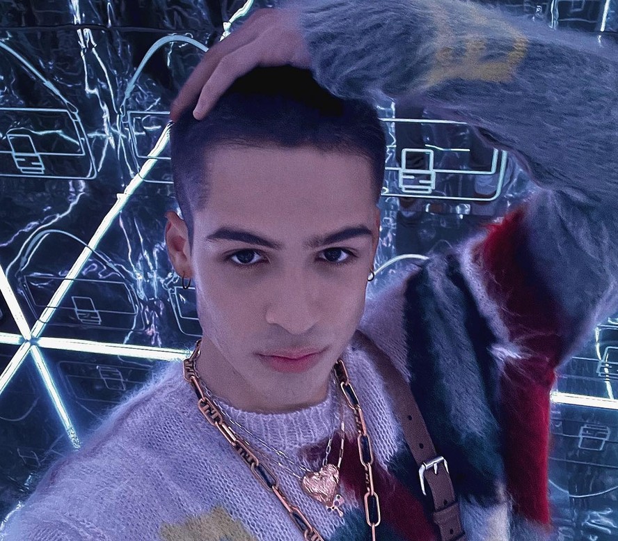 João Guilherme rebate críticas sobre unhas pintadas e looks sem gênero