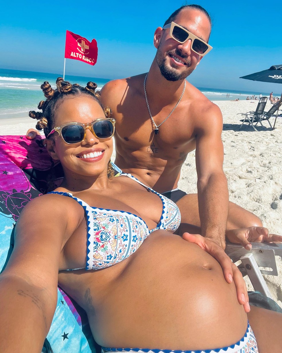 Jennifer Nascimento curte dia de praia com o marido, Jean Amorim — Foto: Reprodução Instagram