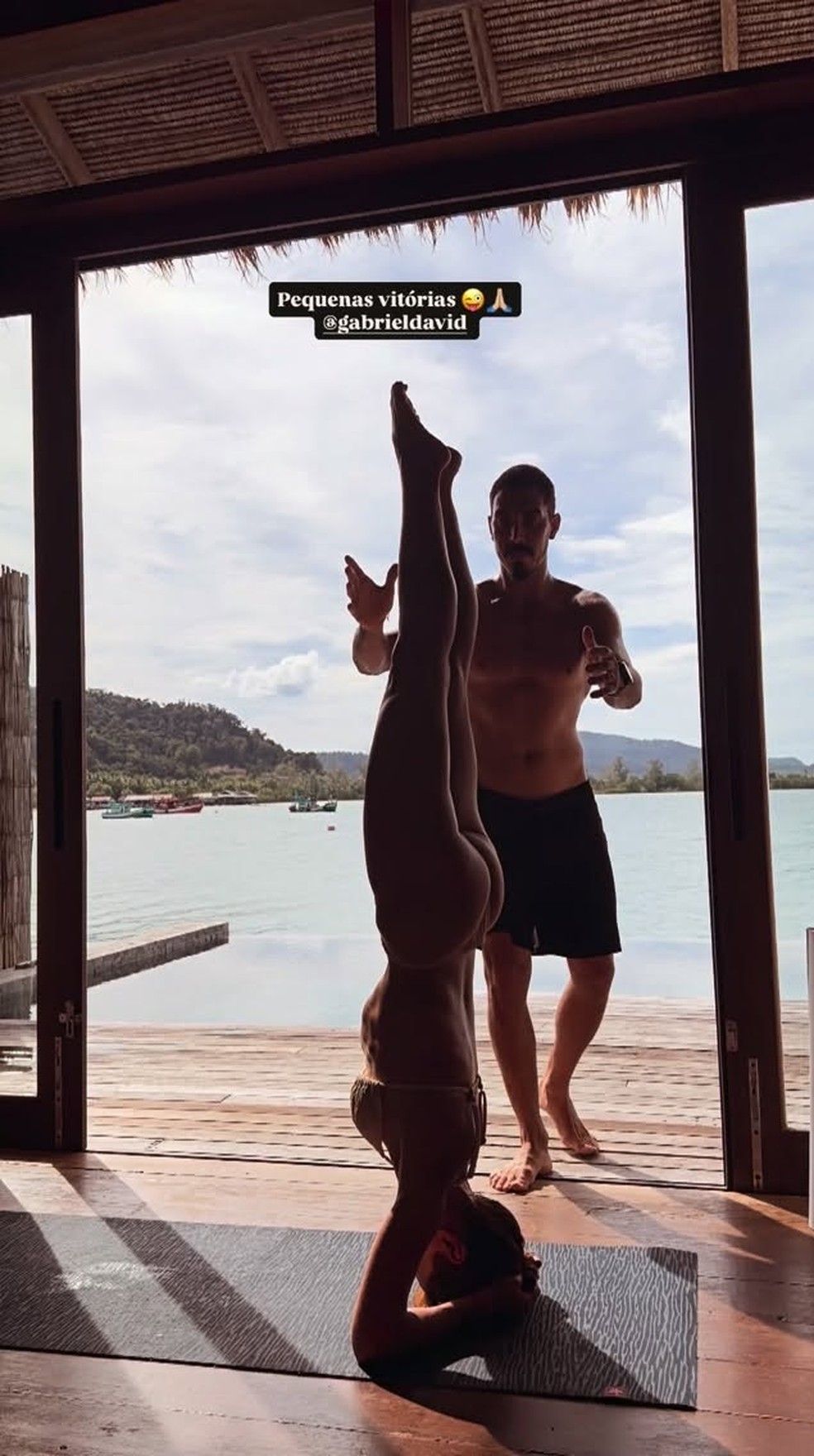 Giovanna Lancellotti fica de ponta-cabeça ao praticar exercícios na lua de mel em Camboja — Foto: Reprodução/Instagram