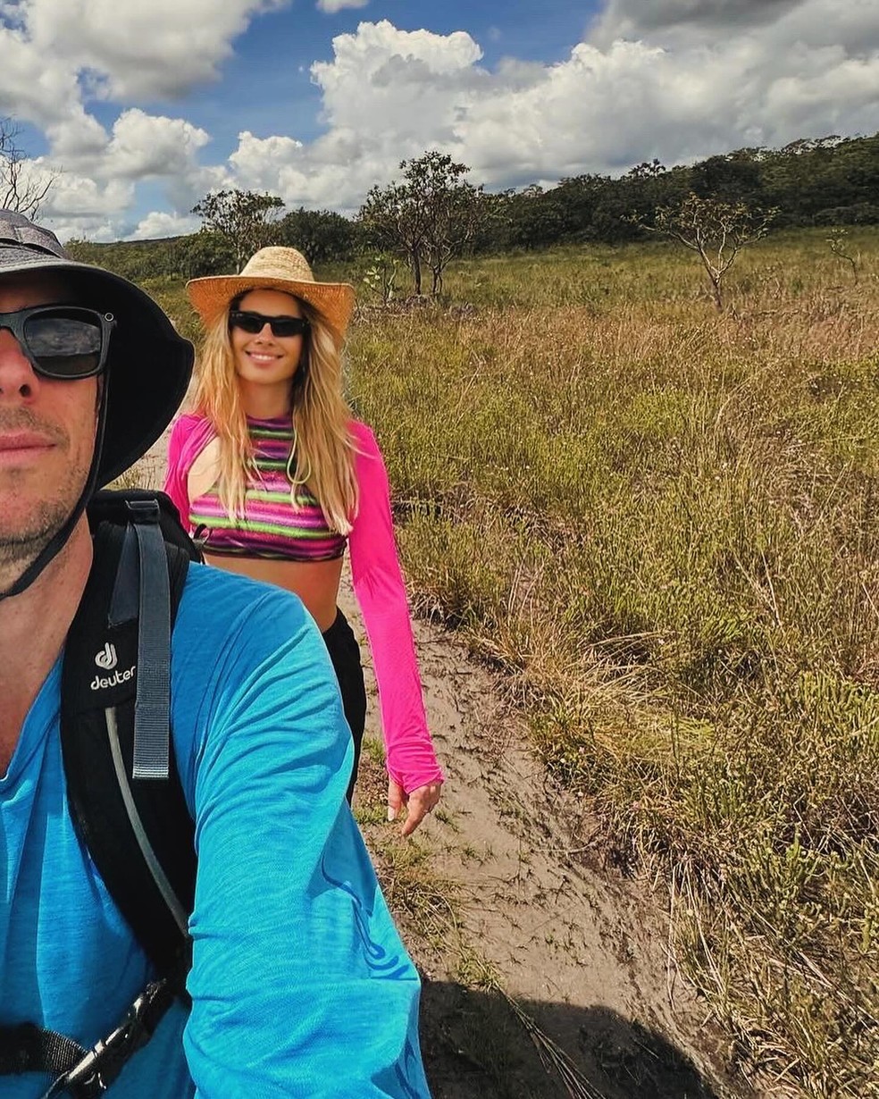 Carolina Dieckmann e Tiago Worcman na trilha do Complexo Canjica e Águas Lindas — Foto: Reprodução/Instagram
