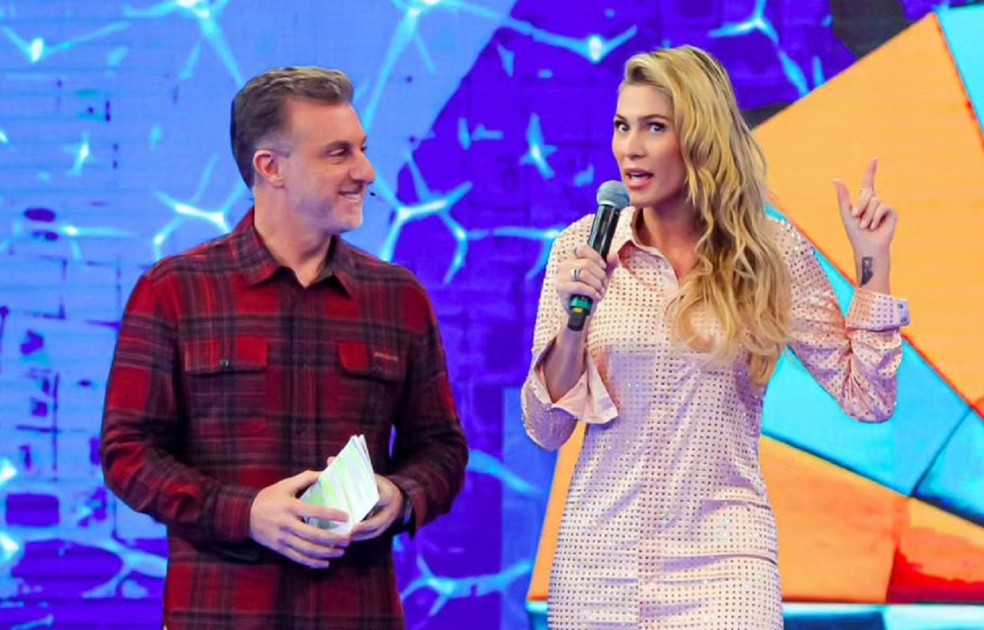 Luciano Huck e Lívia Andrade no 'Domingão' — Foto: Reprodução/Instagram/@liviaandradereal
