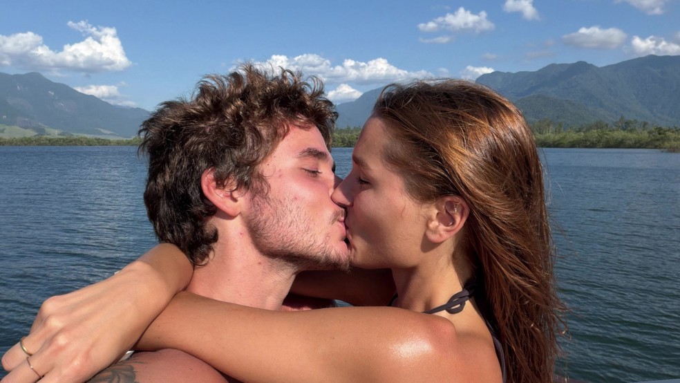 Sasha Meneghel e João Lucas curtem domingo com hidromassagem e praia — Foto: Reprodução/Instagram