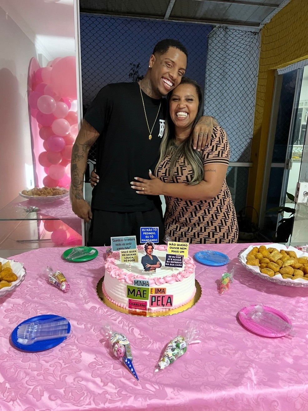 Kayblack surpreende mãe com mega buquê de mais de 2,5 metros de altura — Foto: Reprodução/Instagram