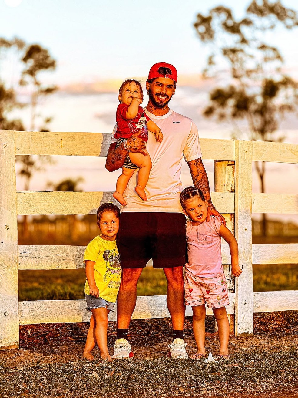 Zé Felipe com os filhos: Maria Flor, Maria Alice e José Leonardo — Foto: Reprodução/Instagram