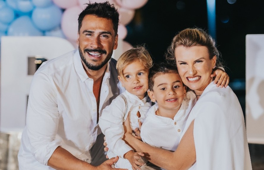 Julio Rocha e Karoline Kleine com os filhos, José e Eduardo