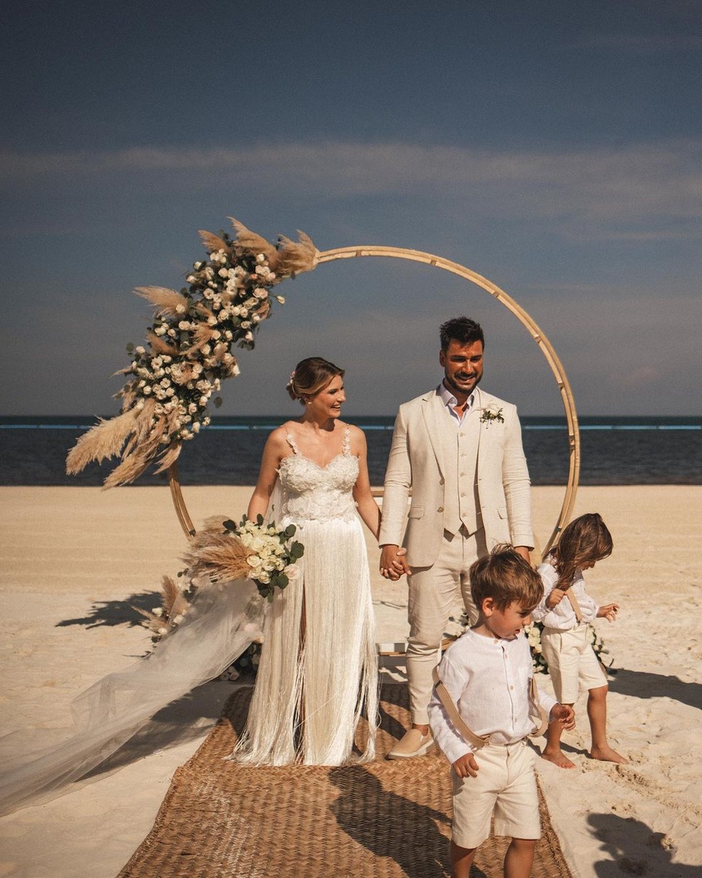 Julio Rocha e Karoline Kleine se casam em Cancún na companhia dos filhos — Foto: Reprodução/Instagram