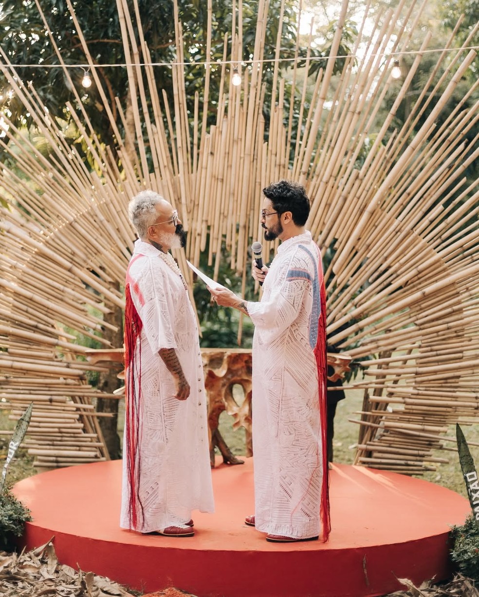 Ronaldo Fraga e Rodrigo Januário trocam votos de casamento em Goiás — Foto: Celestial Wedding/Divulgação