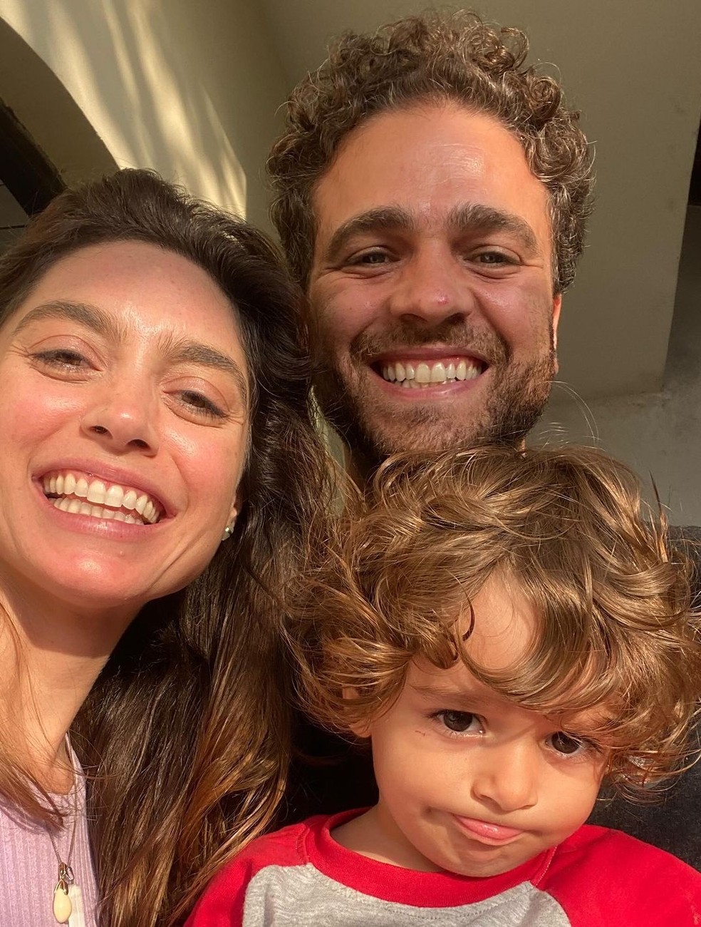 Juliana Schalch com o filho, Martim, de 1 ano e 9 meses, e o marido, Henrique Guimarães — Foto: Repdoução/Instagram