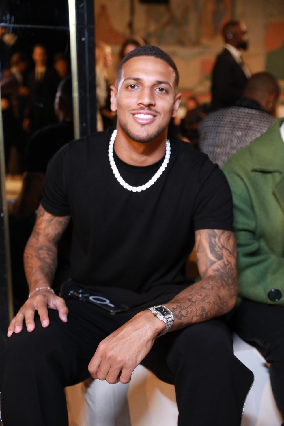 Vinicius Souza no desfile da Balmain — Foto: Iude